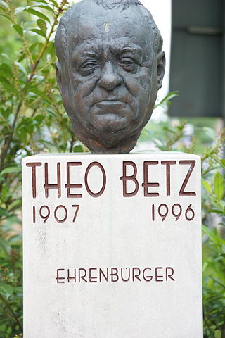 320px Theo Betz Denkmal NM 002 By DALIBRI Own work CC BY SA 3.0 httpscommons.wikimedia.orgwindex.phpcurid26612639